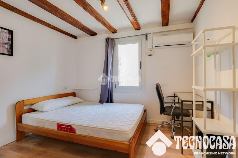 Foto a549103f-002a-4a71-b6b8-a9f066ef8c6f. Pis a Raval Barcelona