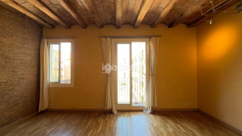 Foto 1ad210ba-8425-4d8c-9689-e5b9ca21c2f8. Pis a Raval Barcelona