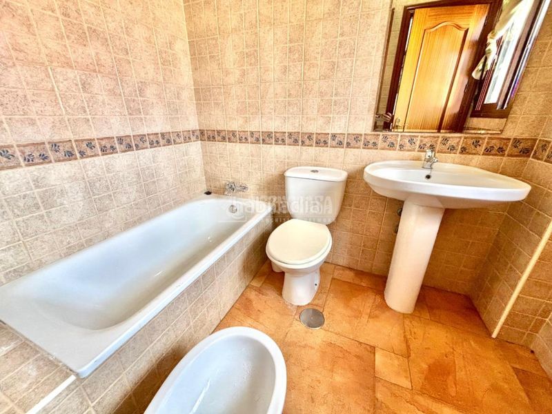 Foto a858626c-0bf1-495a-a50b-f68124715679. Casa aparellada amb calefacció aparcament a Centro Benalmádena