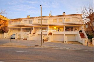 Casa adossada a Espanya 313. Chalet adosado en segur de calafell  zona centro, con piscina co