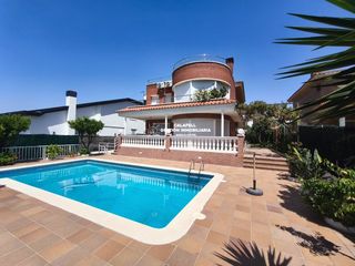 Xalet  Doctor puigvert. Impecable gran casa con piscina privada y vistas mar en la bonav