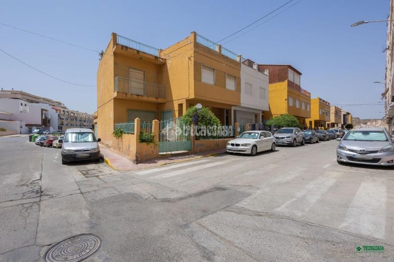 Foto 10e34d4f-9987-4da1-8c2a-b8159b5ec7db. Casa aparellada amb aparcament a Albox