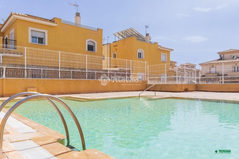 Foto 519f4a46-2c84-41d0-a246-73e3b1a45f27. Casa aparellada amb aparcament piscina a Vera ciudad Vera