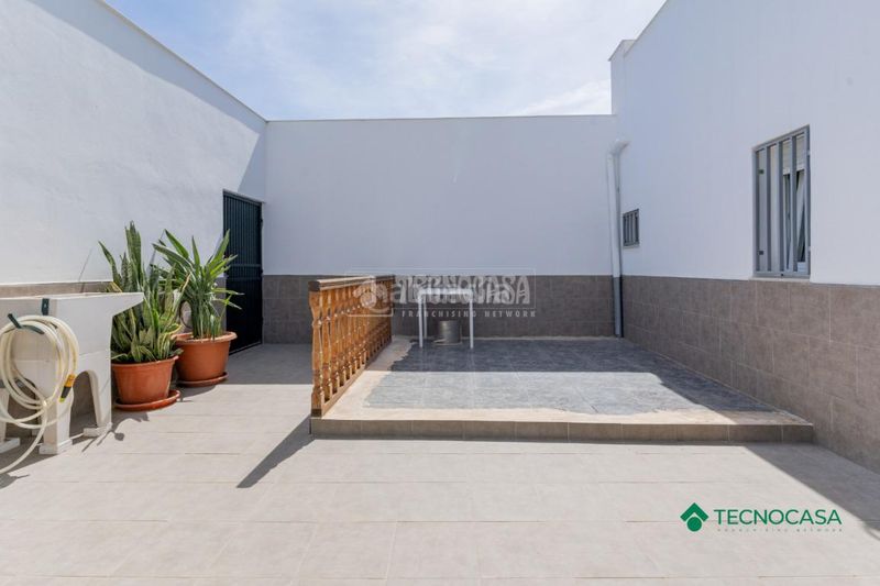 Foto bdcb60c5-dd85-4cb8-b69a-8a8212ac2f84. Casa aparellada a La Gangosa Vícar