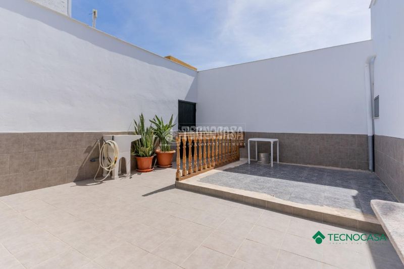 Foto c2cc99f7-f8ba-44f0-9e09-e83f75ef2491. Casa aparellada a La Gangosa Vícar