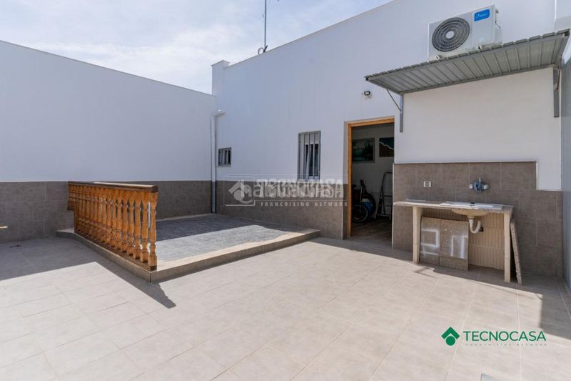 Foto f704dcdb-e6d0-4a32-a2b4-0495d2451fa8. Casa aparellada a La Gangosa Vícar
