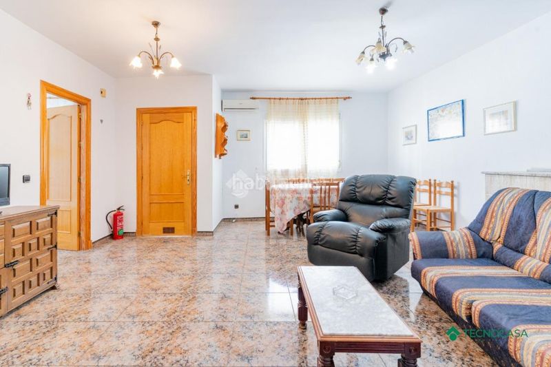 Foto 76f533db-1385-49ae-b889-a2db0bc0cf4b. Casa aparellada amb calefacció a Enix