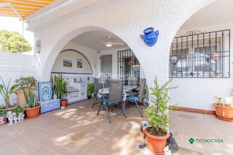 Foto cc3a05d9-1f57-413a-bec2-d20f09111264. Casa con parcheggio in Las Cabañuelas Vícar