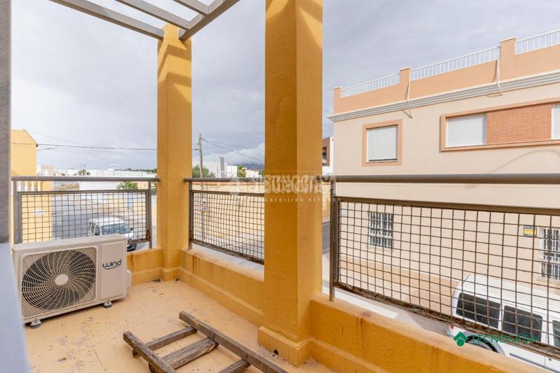 Foto 3f85945d-1777-4994-a0b9-1f2d1861291f. Casa aparellada amb calefacció aparcament a puebla de Vícar Vícar