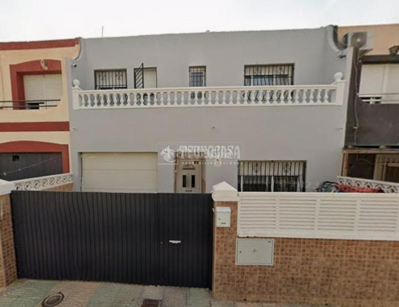 Foto 64b76dee-ace4-46dd-bb9b-219fb350c09b. Casa aparellada amb aparcament a Las Cabañuelas Vícar