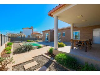 Casa en Ventalló. Casa con piscina de una sola planta