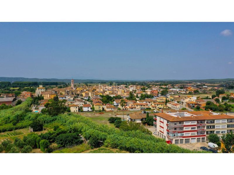 Foto 8f3a7d63-e315-4d83-b9ee-2e1e7f300da2. Masia amb aparcament piscina a Verges