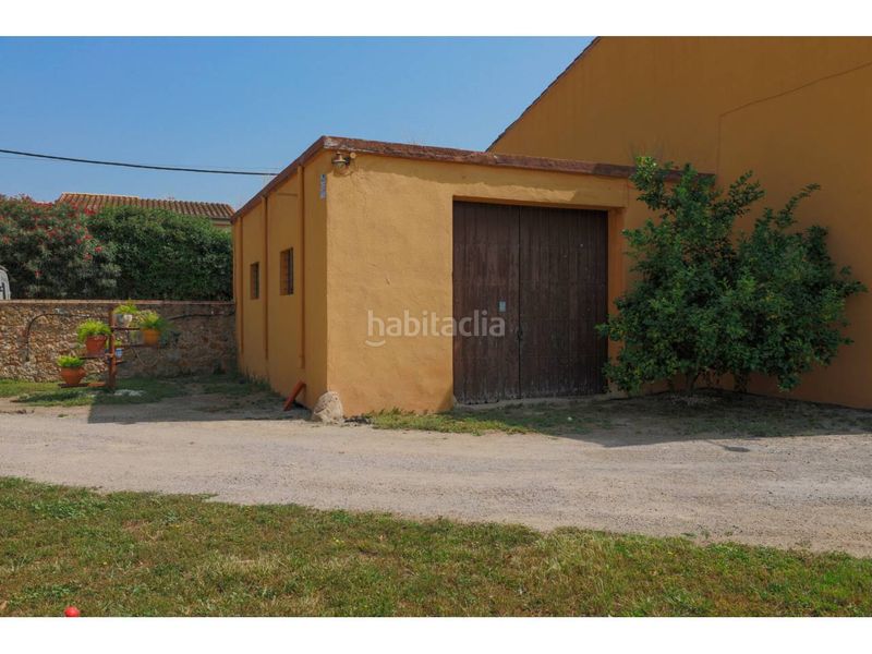 Foto bb1a17df-620a-4074-9bba-67477ca92a3a. Masia amb aparcament piscina a Verges