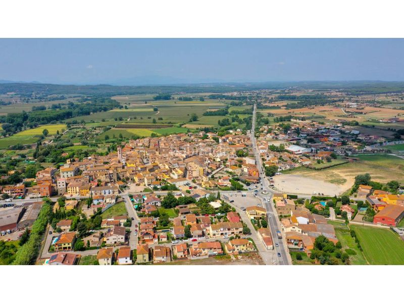 Foto eca631aa-b16b-4d8e-92dd-af81af40d81a. Masia amb aparcament piscina a Verges