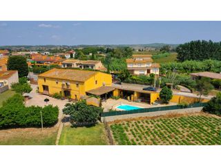 Bauernhof in Verges. Gran casa de campo en verges