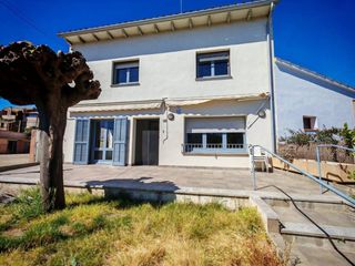Miete Haus in Verges. Casa en alquiler en verges con jardín, gran patio y zona de barb