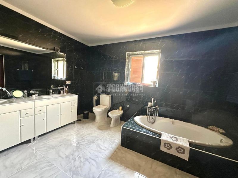 Foto 17f5735d-0b3e-4835-a3f4-d6ba346d3639. Casa amb aparcament a Centro Jerez de la Frontera