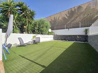 Casa adosada en Guargacho. Chalet adosado con amplia terraza, garaje privado y 4 plantas