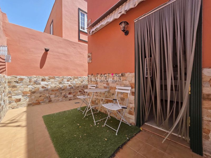 Foto e2781804-6539-4642-b9a7-39d3dbd01b45. Casa aparellada amb aparcament a Las Galletas Arona