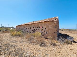 Casa en Buzanada. Casa antigua en terreno de 22.000m2