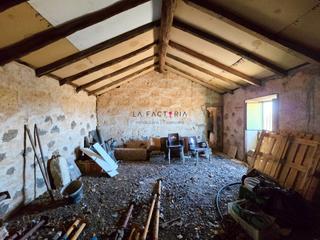 Casa en Buzanada. Casa antigua en terreno de 22.000m