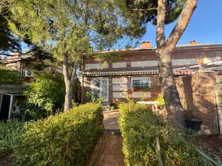 Maison jumelée à Villanueva de la Torre. Casa en venta en villanueva de la torre