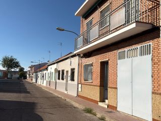 Casa aparellada a Urb. Barrio Ledesma
