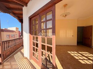 Casa aparellada a Ingenio pueblo. Casa en venta en ingenio