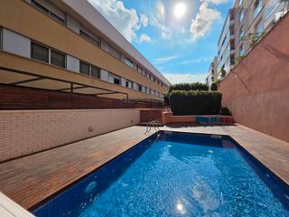 Piso  Carrer de gernika 17. Gran piso con parking, trastero y piscina.