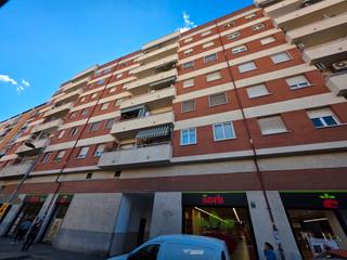 Pis a La Marina del Port. Piso grande con cuatro habitaciones.