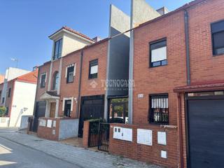 Casa aparellada a Sector 3. Casa en venta en getafe