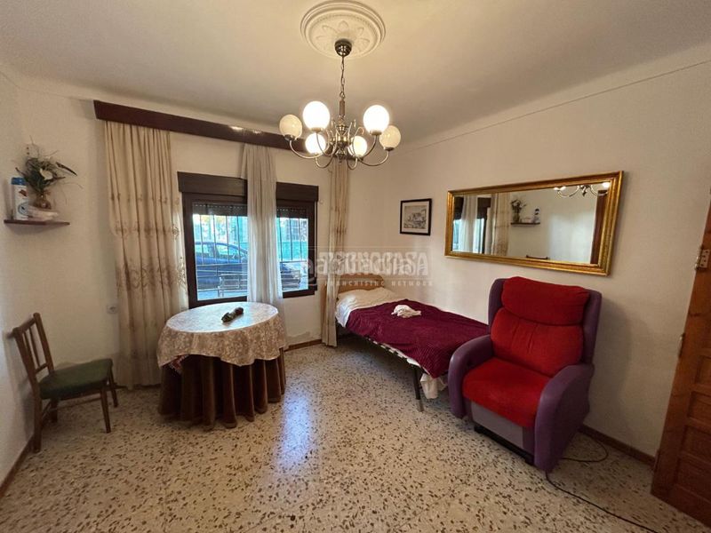 Foto 6bb9a50b-1206-427d-8d2f-f10263fc2585. Casa aparellada a Baeza