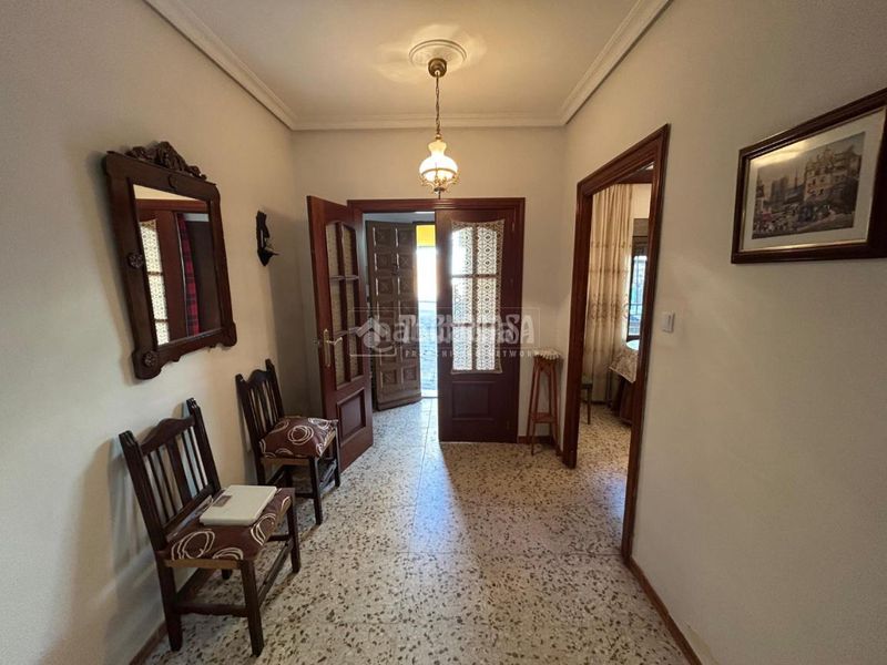 Foto c1c0a746-8592-4846-94a9-e903cd014c95. Casa aparellada a Baeza