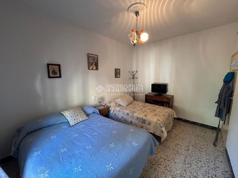 Foto ed3ee5ca-1da1-433f-846c-0f67edc7bd0c. Casa aparellada a Baeza