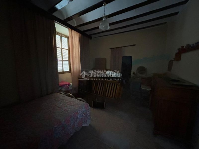 Foto b8c1cae9-a93d-4ac6-900a-76f3dc2715f2. Casa aparellada a Baeza
