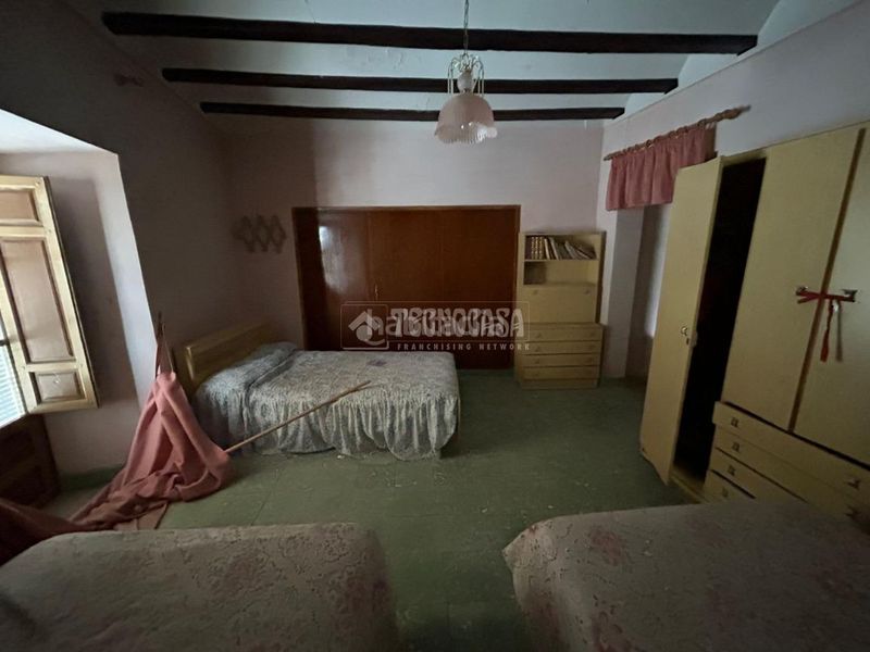 Foto da46c32d-df9d-4884-9d56-925840a991fd. Casa aparellada a Baeza