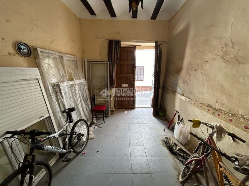 Foto fc642bc9-2132-47e0-b82d-4768192d42e2. Casa aparellada a Baeza