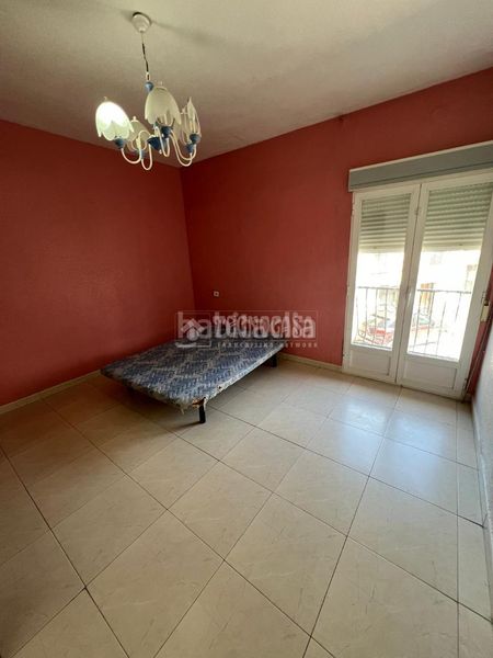 Foto ed1e4f3a-f075-4cd6-9fc8-ec07d55901dd. Casa aparellada a Baeza
