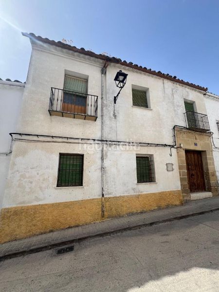 Foto 0f34f479-4a87-4ea9-bf97-f274fc3ad852. Casa aparellada a Baeza