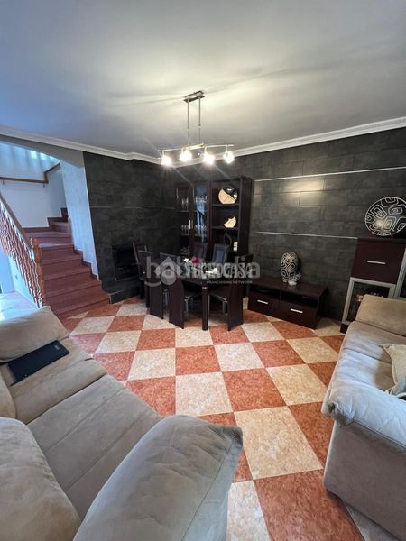 Foto 7d89b33c-a7df-43ac-bf76-7584e73492f4. Casa aparellada a Rus