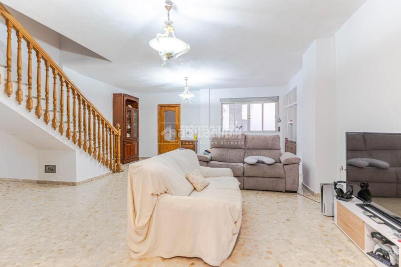 Foto 8ec83aea-a4dc-498d-90f9-d287f2645df7. Casa aparellada a Motril ciudad Motril