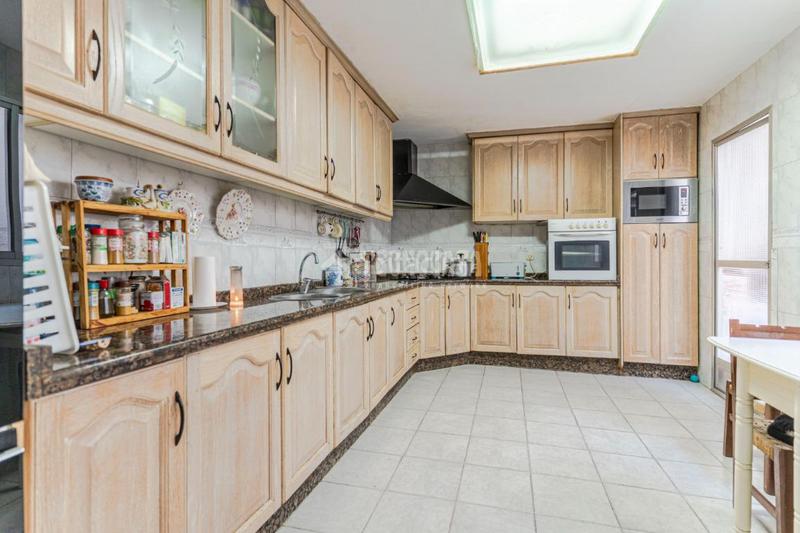 Foto b86b9e50-e07e-4bcb-9fe7-9b773d4b7b9b. Casa aparellada a Motril ciudad Motril