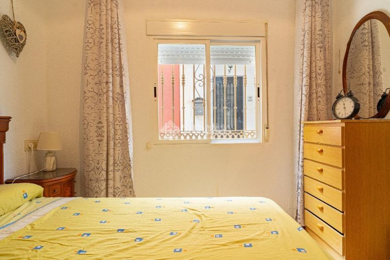 Foto 02953fa4-53a0-4a27-ab3d-5873f329e386. Casa aparellada a Motril ciudad Motril