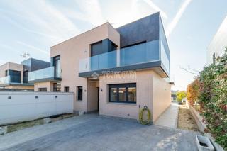 Casa aparellada a Urbanización El Mediterráneo. Casa en venta en arroyomolinos