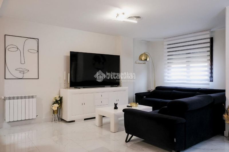 Foto 100a68d0-b87a-4f8c-95c5-62ac85149232. Casa aparellada amb calefacció aparcament piscina a Arroyomolinos