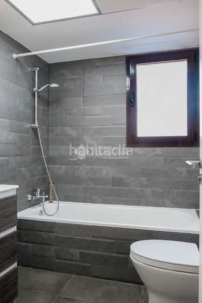 Foto 2d43275a-cacd-4cb1-8ffd-14c68e152616. Casa aparellada amb calefacció aparcament piscina a Arroyomolinos