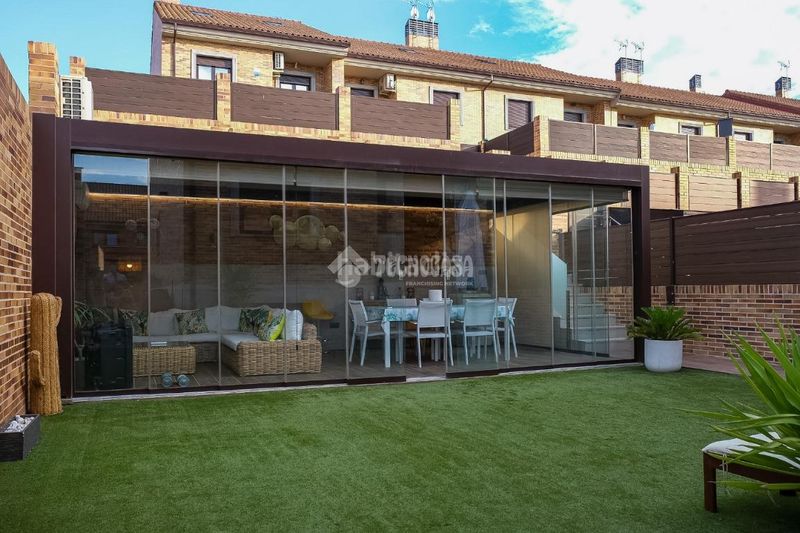Foto 30c6afc8-9ea1-445c-b0d9-64423340fbd5. Casa aparellada amb calefacció aparcament piscina a Arroyomolinos