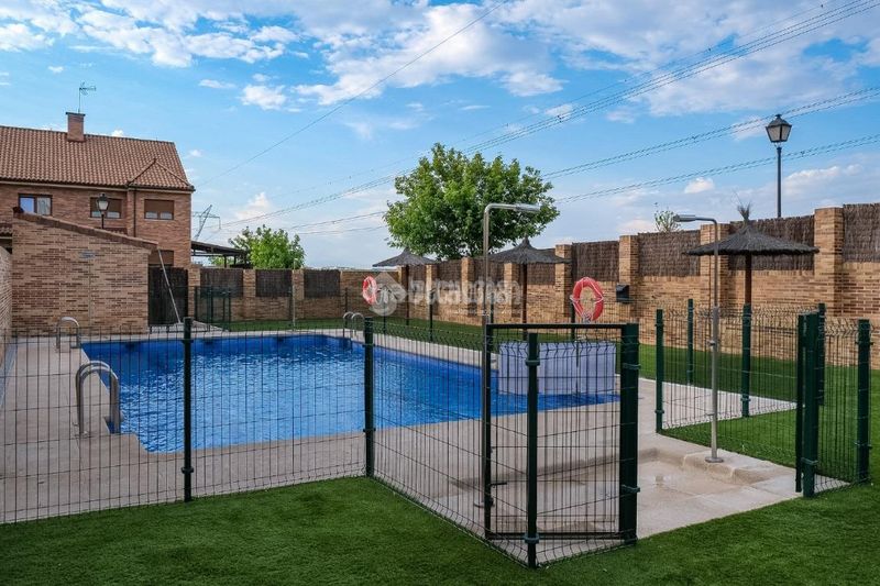Foto 4b1302e8-e69d-4fce-af37-f4a16b9e4d03. Casa aparellada amb calefacció aparcament piscina a Arroyomolinos