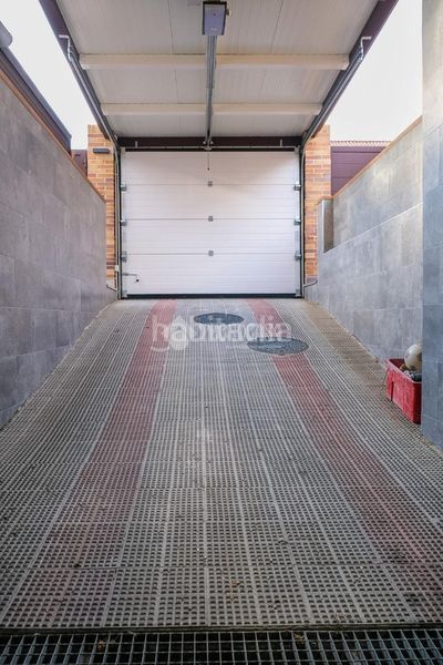 Foto 957ac76b-d588-4684-b61c-006719ff6bf3. Casa aparellada amb calefacció aparcament piscina a Arroyomolinos