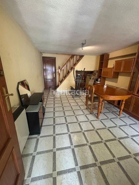 Foto d7315fa4-0220-4b4c-bccb-3de410542a2e. Casa aparellada a Entrevías Madrid